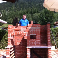 Andi beim Griller bauen